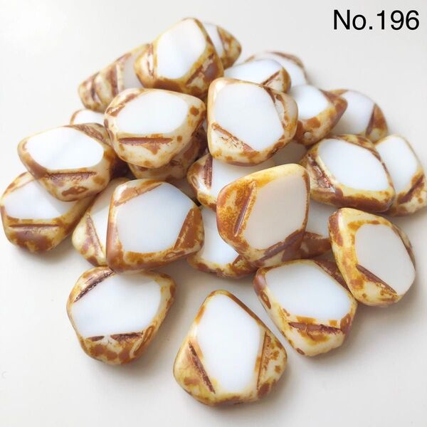 No.196 チェコビーズ テーブルカットトライアングル 19×20mm 30個 チョークホワイト×ピカソ