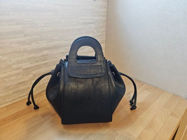 黒 ハンドバッグ D型持ち手 巾着
