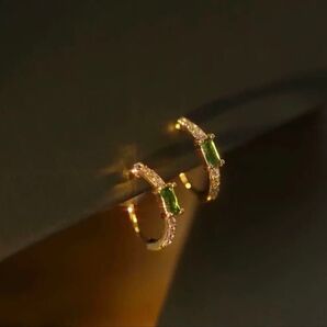 N073エメラルドグリーン 小ぶり キラキラ 一体式 イヤリング 痛くない 通勤 上品 おしゃれ 韓国 結婚式 ヴィンテージ
