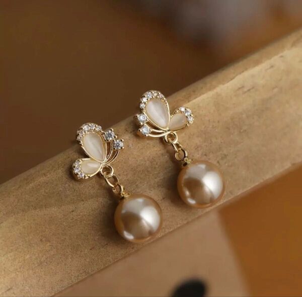 N147蝶々 シャンパンゴールドパール キラキライヤリング 痛くない 結婚式 おしゃれ 韓国 上品 通勤 小ぶり キャッツアイ