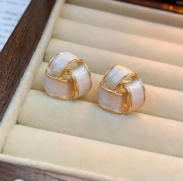 N061エナメル 結び目 白 痛くない イヤリング 琺瑯質感 上品 ブライダル 結婚式 宴会 日常 通勤 おしゃれ 韓国 上品