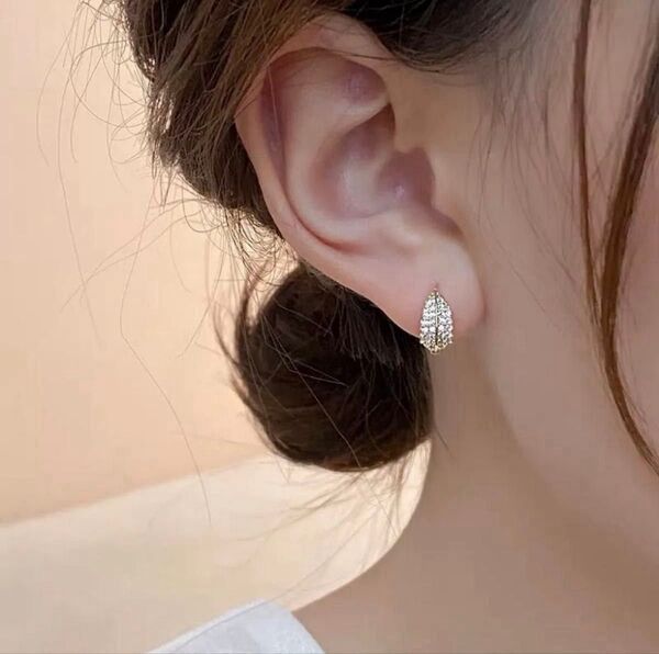N106小ぶり シルバー 葉っぱデザイン キラキラ イヤリング 痛くない 韓国 おしゃれ 結婚式 発表会 日常 通勤 上品 可愛い