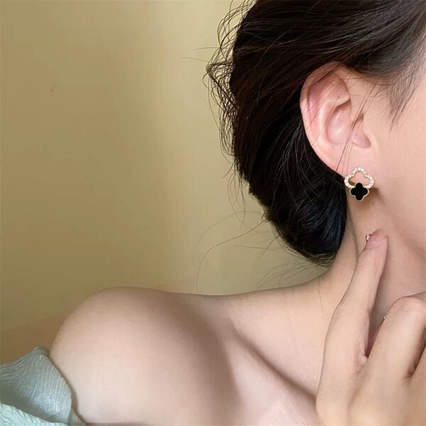 N217ダブル クローバー 四つ葉 キラキラ ブランド感 イヤリング 痛くない 韓国 おしゃれ 結婚式 発表会 日常 通勤 上品