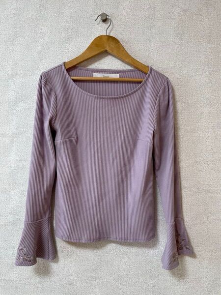 tocco closet(トッコクローゼット) 袖口フラワー刺繍入りリブカットソートップス