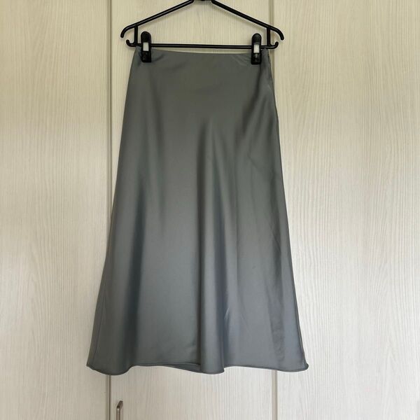 UNIQLO ユニクロ サテンスカート 光沢 グレー系グリーン系 ミモレ丈