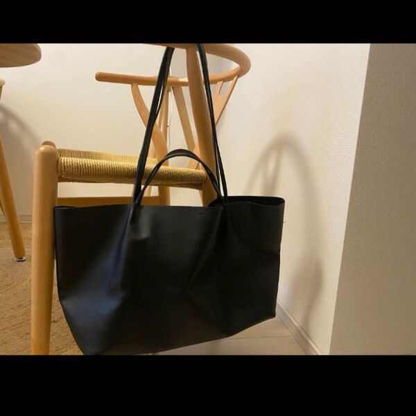 ZARAシンプルなデザインの黒い合成皮革トートバッグ。2way