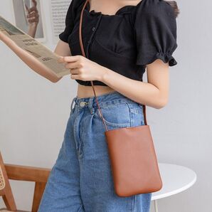 ボタン付き スマホショルダーバッグ ブラウン フェイクレザー シンプル 軽い 肩掛けかばん ミニバッグ 買い物 散歩 プレゼント