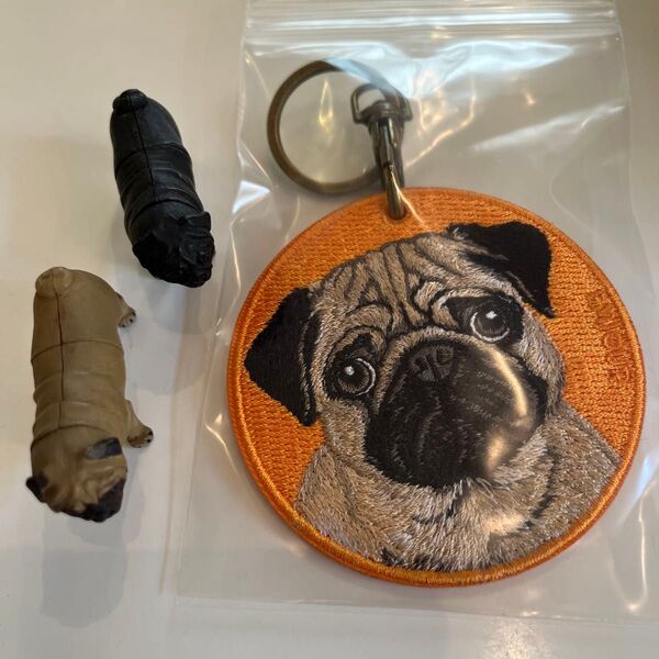 新品 パグ 刺繍ワッペン キーホルダー オマケカプセルトイ