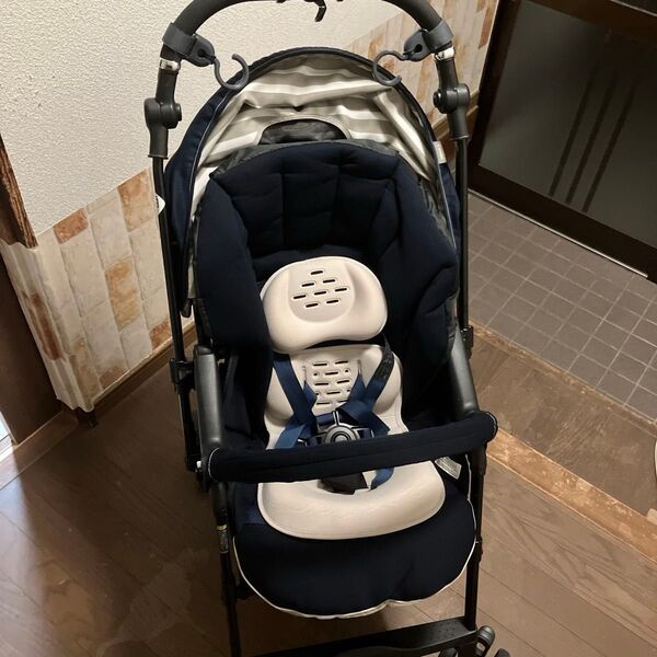 コンビ【美品】両対面式 4キャス 軽量 コンパクト 限定モデル Combi メチャカルハンディ エッグショック