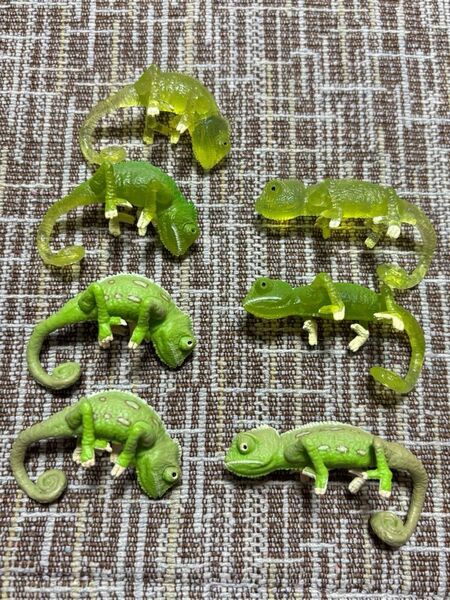 緑色カメレオンフィギュア 指のり カメレオン緑 7匹まとめミニチュア フィギュア爬虫類 ガチャみどり