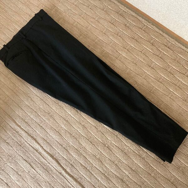 ユニクロUNIQLO黒ボトムスMサイズ、ウエスト76〜84センチ、シワになりにくい スラックス パンツ