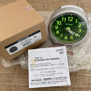 リズム、クォーツ電子音目覚まし時計、ライトつき。早起き、通学、出勤