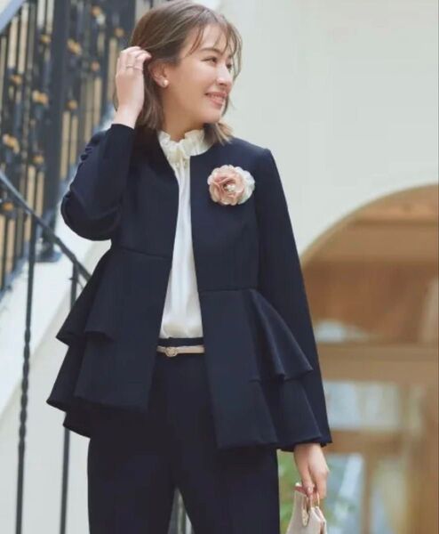 美品 RUIRUE BOUTIQUE ルイルエブティック ノーカラーフリルペプラムスリムパンツスーツ ネイビー Sサイズ 完売
