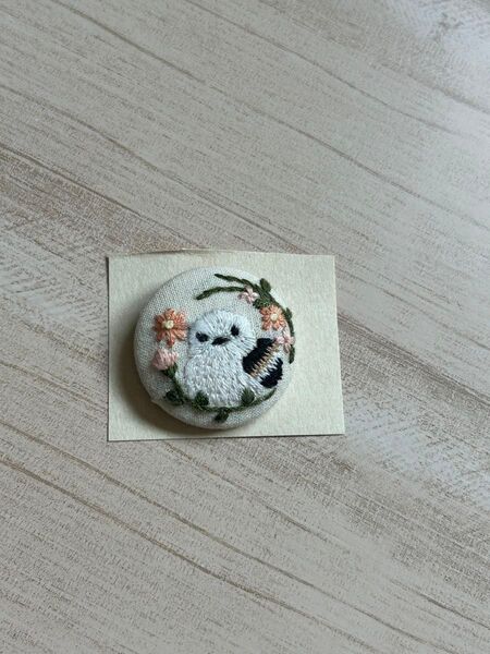 シマエナガの刺繍ブローチ