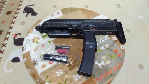 69 ジャンク 東京マルイ MP7A1 電動ガン サイレンサーアダプター付 電動ハンドガン用バッテリー付きアダプターなし 軍縮品