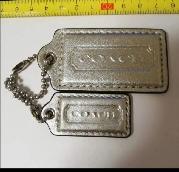 価格の相談は応じない 銀色 キーホルダー コーチ COACH バッグチャーム チャーム プレート キーホルダー キーホルダー 2個