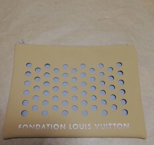 ミュージアムグッズ パリ 新品 LOUIS VUITTON フォンダシオン ルイヴィトン 美術館 フランス ポーチ 水玉 茶色