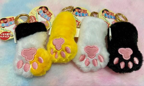 【ぶるぶる!子猫の手】キーホルダー クロ ミケ トラ 4点セット