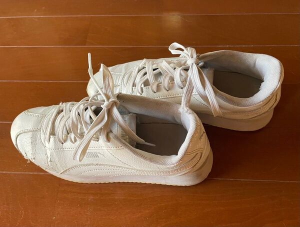 PUMA スニーカー 白 23.5cm