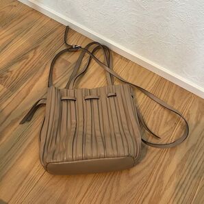 美品 ZARA プリーツバッグ