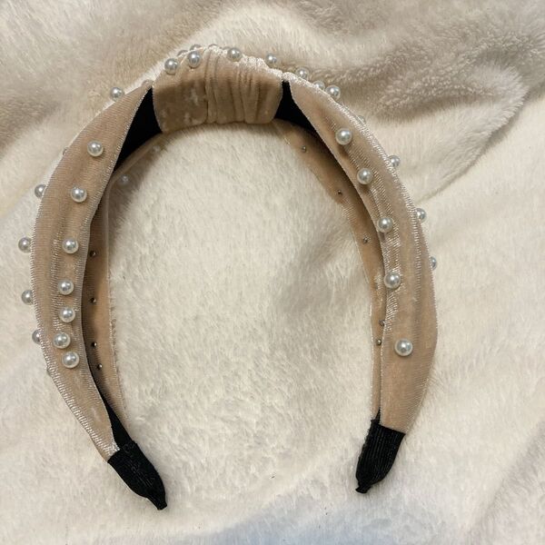 カチューシャ ベージュ パール ベロア 可愛い おしゃれ 上品 イベント パーティ ヘアアクセサリー 結婚式 ベージュ