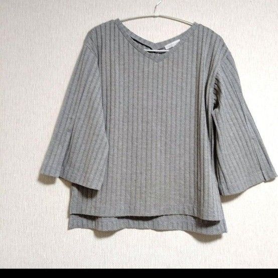 ワールド。グレー 太い七分袖 浅いVネック トップス 。前後差あり