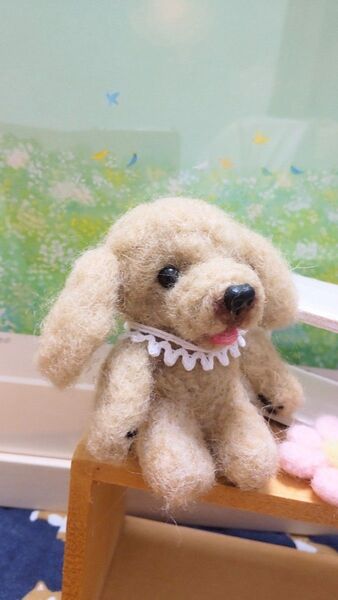 羊毛フェルト ちょこんとお座り トイプードル (アプリコット) ハンドメイド 置き物 飾り物 ぬいぐるみ
