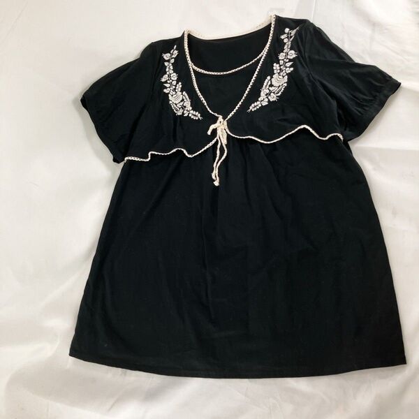 A-16【良品】TROIS DEUX UN 半袖シャツ ブラック 丸首 花柄刺繍 カットソー トップス 古着 レトロ Tシャツ