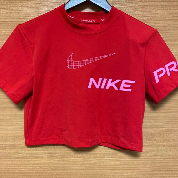 NIKE ナイキ プロ pro Tシャツ 半袖 トップス レッド 赤 クロップド ショート丈 ジム トレーニング ウェア