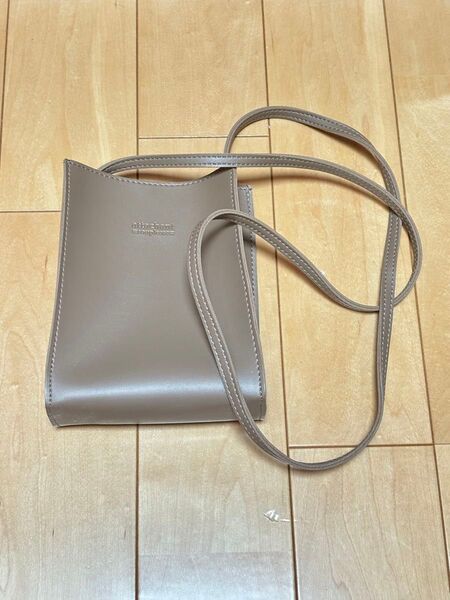 【スリーコインズ】 サコッシュ ショルダーバッグ ベージュ