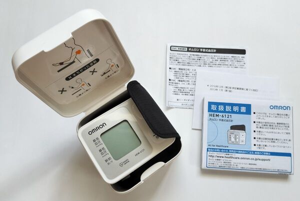 オムロン 手首式血圧計 型番 HEM-6121