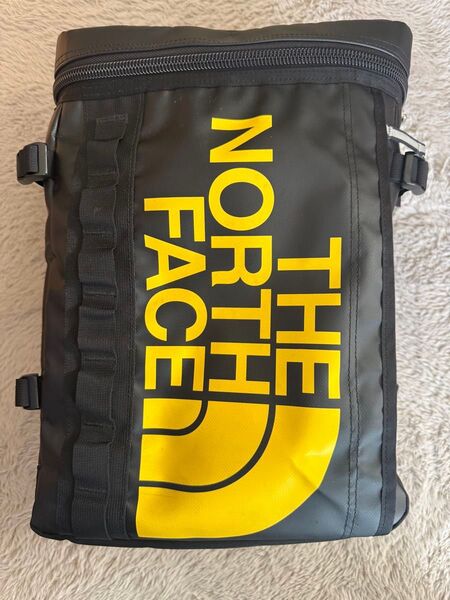 THE NORTH FACE 21L ヒューズボックス ブラック×イエロー