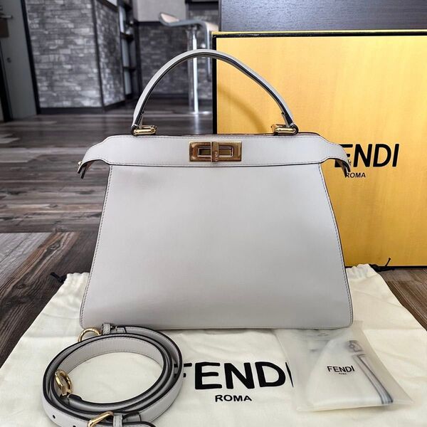 FENDI ピーカブー アイシーユー レギュラー ホワイト ショルダーバッグ