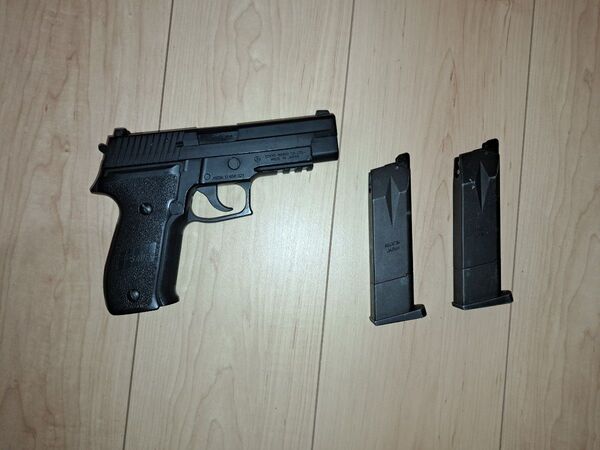 東京マルイ SIG P226 RAIL ガスガン マガジン2本付