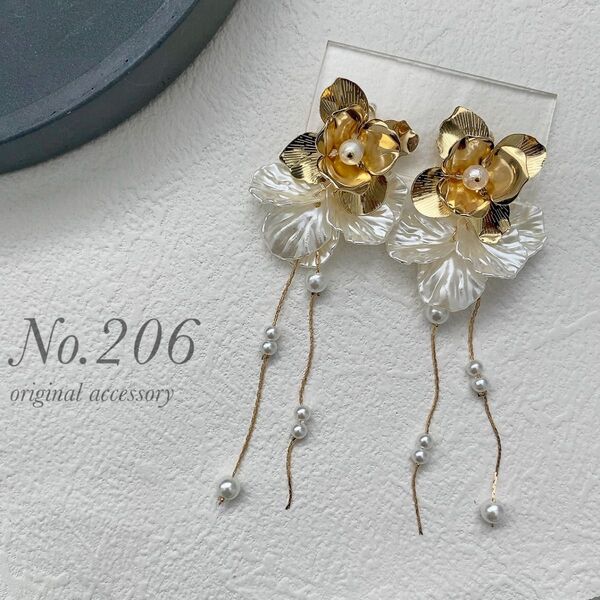 ブライダル ウェディング 結婚式 花嫁 淡水パール 白 ホワイト 花びら ハンドメイド ピアス イヤリング 揺れる