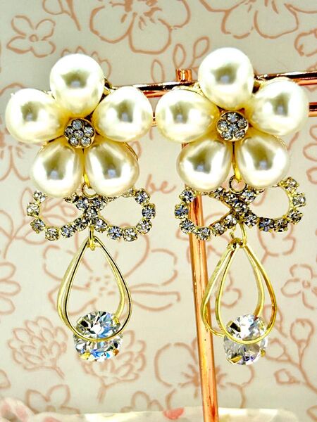 大ぶりパール キラキラ チャーム ユラユラ かわいい 大人かわいい ハンドメイド ピアス