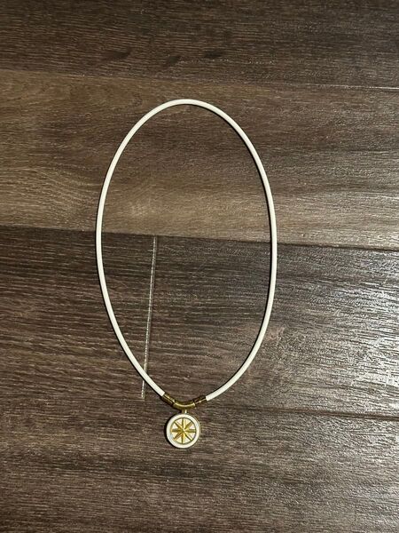 バンデルネックレスホワイト×ゴールド