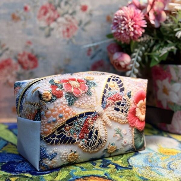 ハンドメイド ビーズ刺繍模様立体図ポーチ 蝶々 花柄 マルチカラー