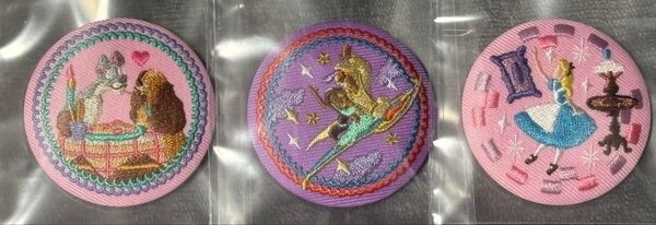 ディズニー刺繍缶バッジ3点(わんわん物語、アラジン、不思議の国のアリス)開封後すぐに透明な袋に入れ保管しました。
