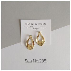 238 シンプル ドロップ ピアス イヤリング 普段使い 揺れる セレモニー 高見え