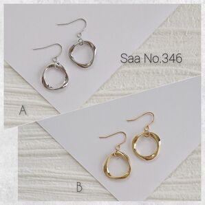 346 【購入前にご希望のアルファベットをコメントお願いします】 ツイストリング ピアス イヤリング シンプル 揺れる