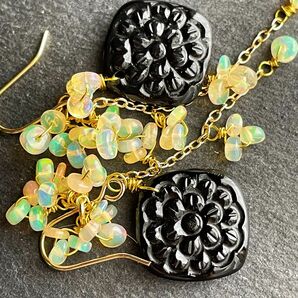 14kgf フラワーカービングオニキス×プレシャスオパール 2wayピアス