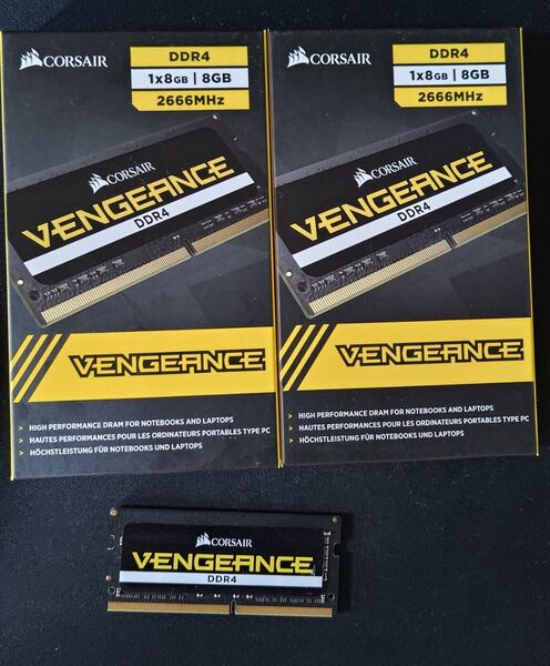 ノートPC用 CORSAIR VENGEANCE DDR4 8g 2666MHz 3枚 メモリ