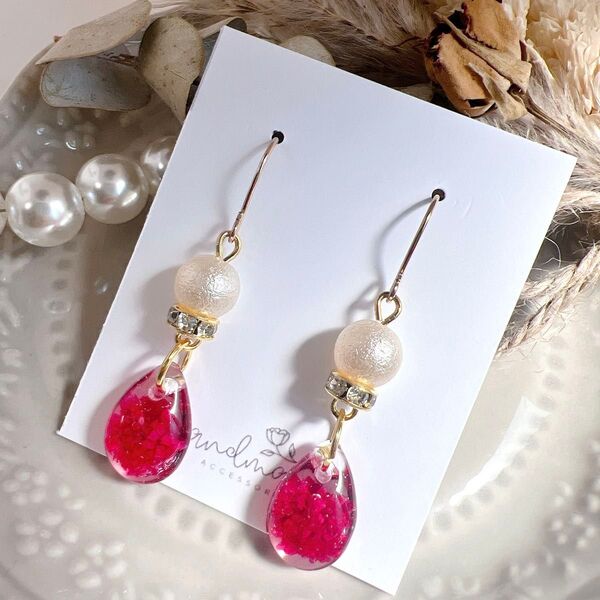 No.1056 ハンドメイド かすみ草 パール 赤 レジン ピアス イヤリング