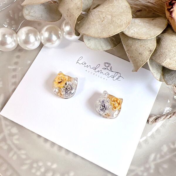 No.1111 ハンドメイド かすみ草 猫 イエロー 小さめ レジン ピアス イヤリング