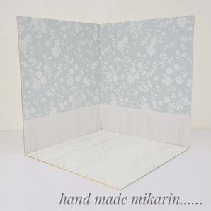 【ハンドメイド】ドールハウス 背景ボード(グレー×花柄×腰壁)【匿名配送】