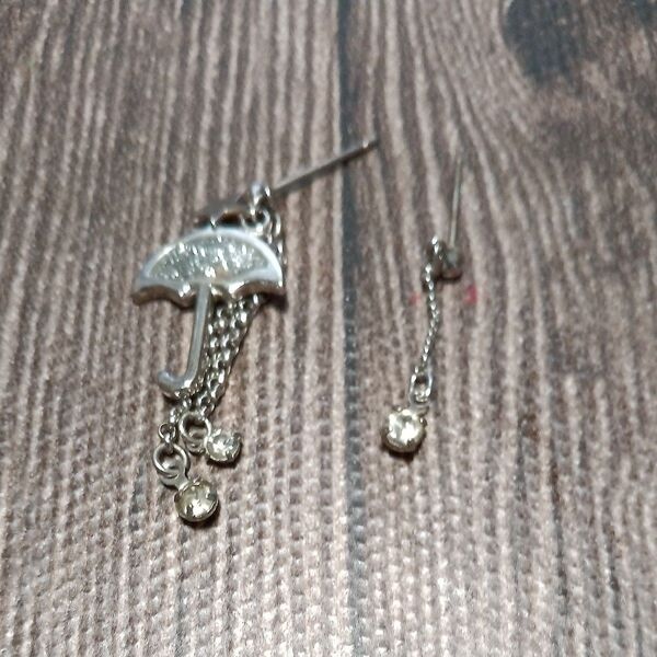 ピアス アクセサリー レディース 傘 ラインストーン シルバー