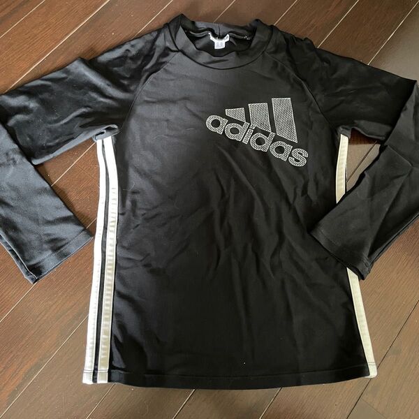 adidas 長袖ラッシュガードブラック ロゴ入り スポーツウェア110くらい