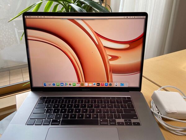 MacBook Pro 16インチ,2019 1TB/32GB/2.4GHz/ corei9 /8コア 電源アタプタ付