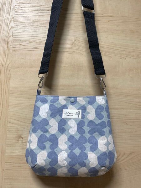 くすみブルーグレー 蝶 サコッシュ ポシェット ハンドメイド 綿麻